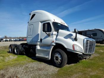  Salvage Freightliner Cascadia 1