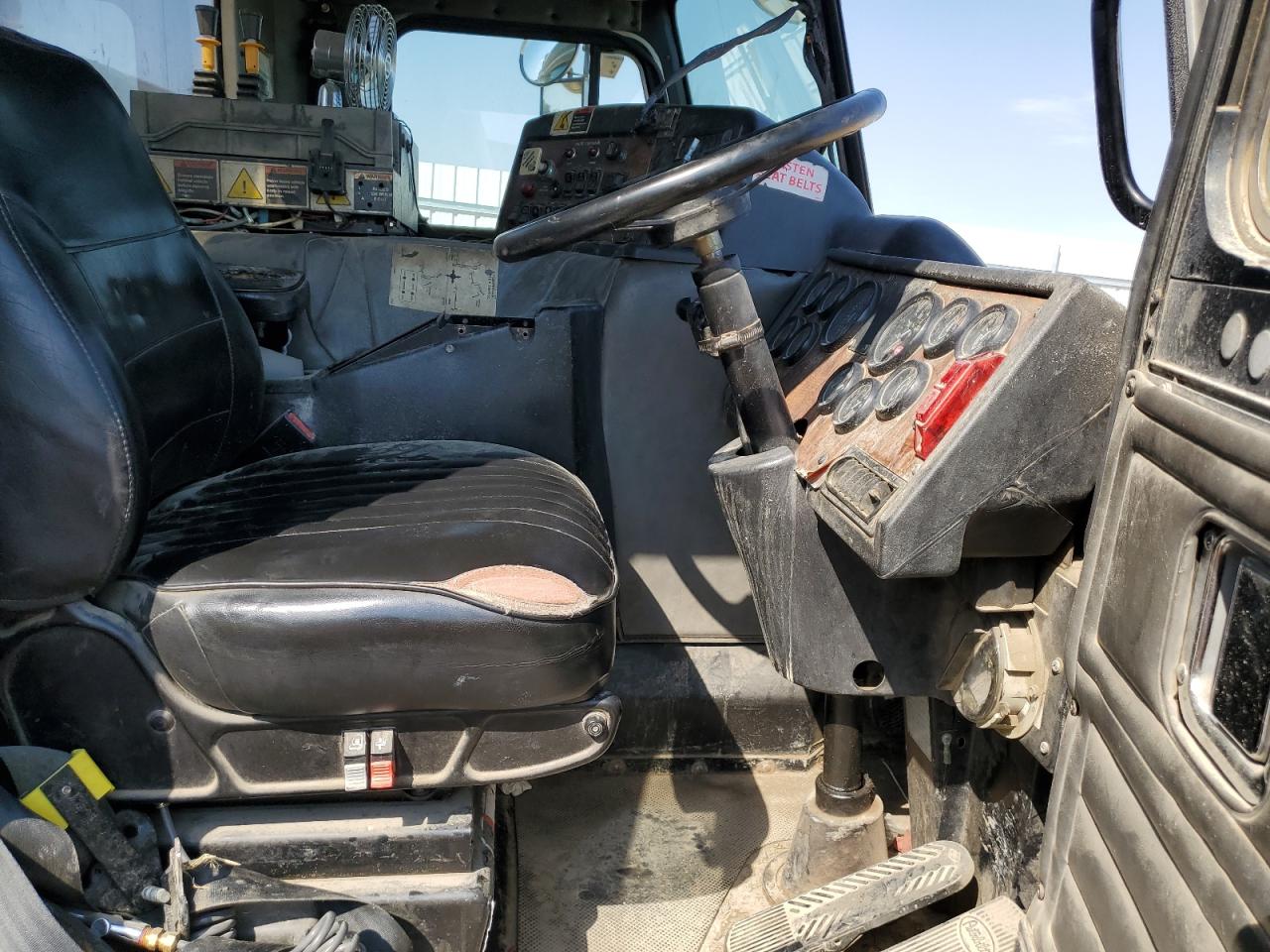 Peterbilt Tractor 320 Image 9