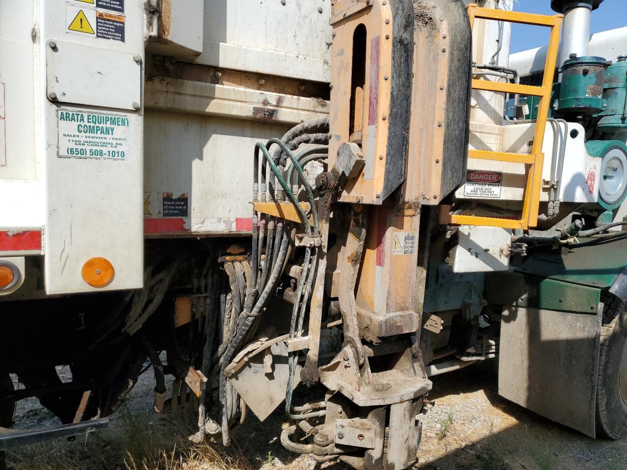 Peterbilt Tractor 320 Image 5