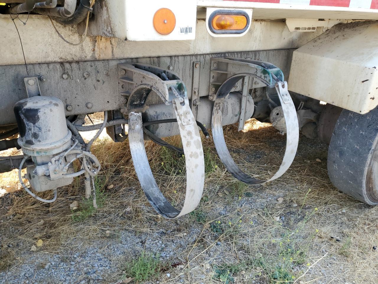 Peterbilt Tractor 320 Image 8