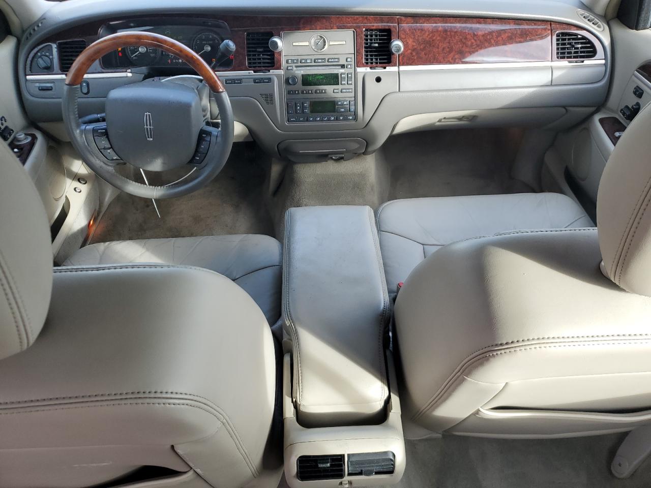 Lincoln Towncar Signature Limited Image 11