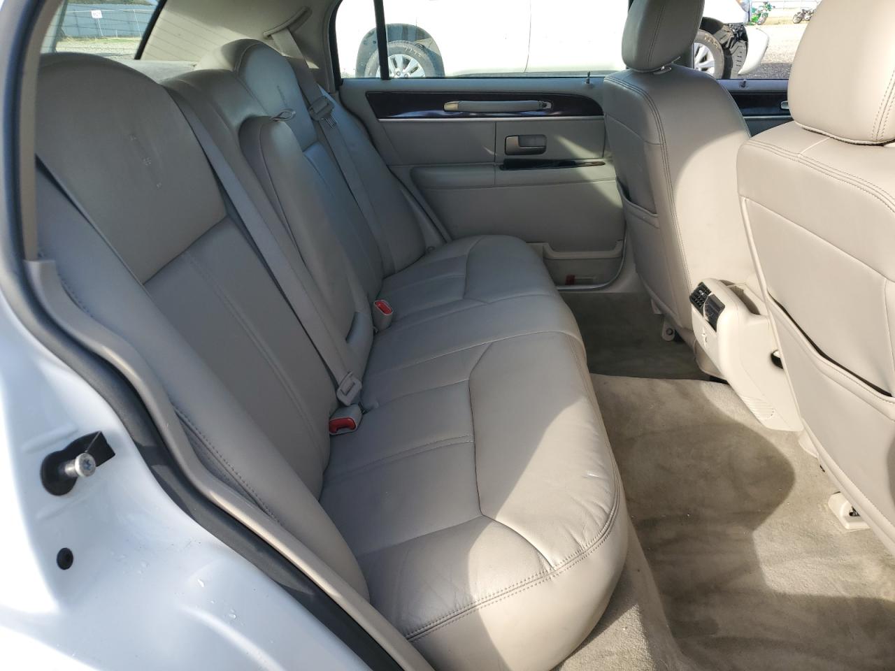 Lincoln Towncar Signature Limited Image 8