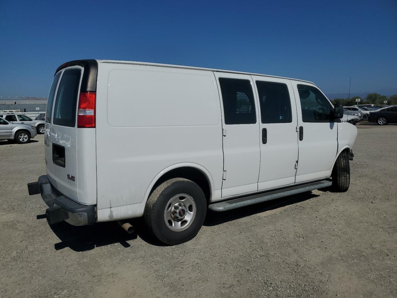 GMC Savana G2500 Image 12