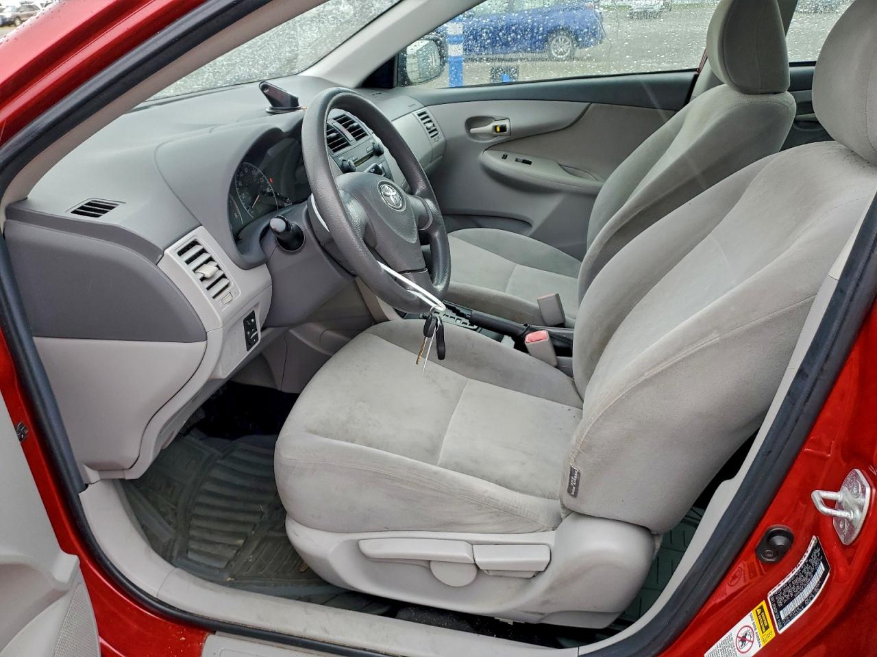 Toyota Corolla Base Image 9