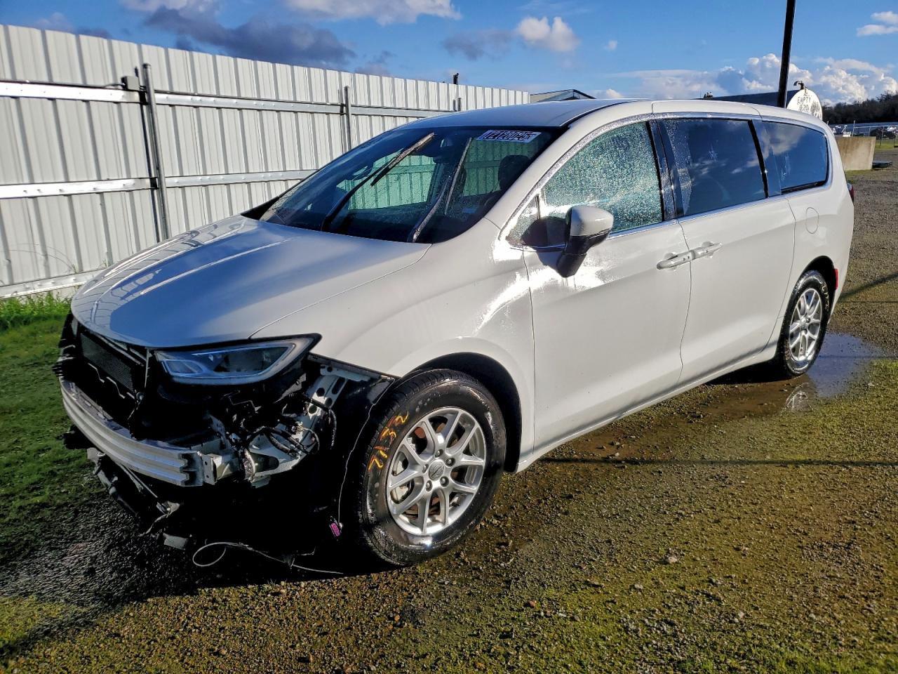 Chrysler Pacifica Touring L Image 1