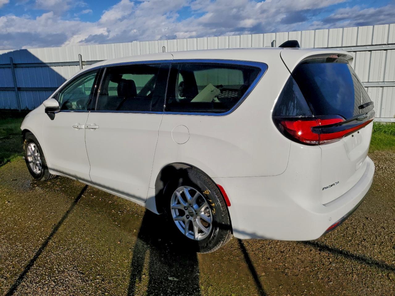 Chrysler Pacifica Touring L Image 3