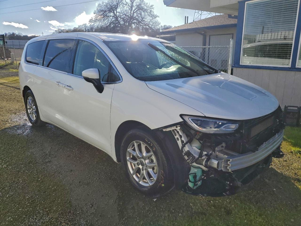 Chrysler Pacifica Touring L Image 2