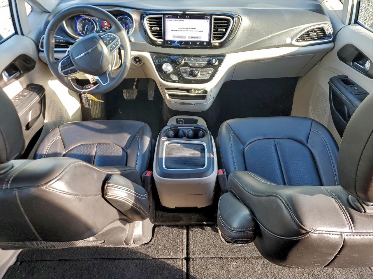 Chrysler Pacifica Touring L Image 9