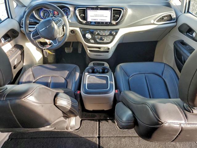 Chrysler Pacifica Touring L Image 9